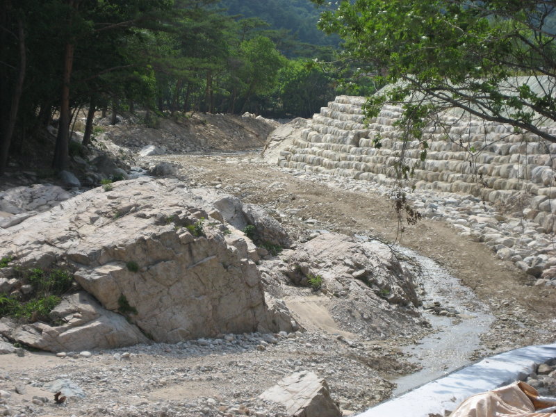 Photo 2 - Osaek Creek Construction Work 2007_06_23 - Seoraksan National Park - Korea - IMG_0338